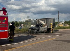 Se incendia camioneta de empresa avícola sobre la México 15, en Salvador Alvarado