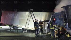 Se incendia tráiler en la maxipista Culiacán-Mazatlán