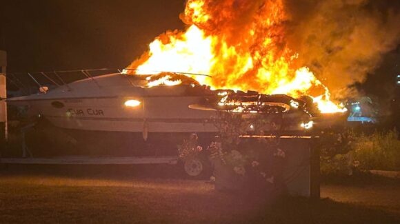 Sofocan incendio de un yate en Marina Mazatlán, Sinaloa; habría sido provocado por sujetos