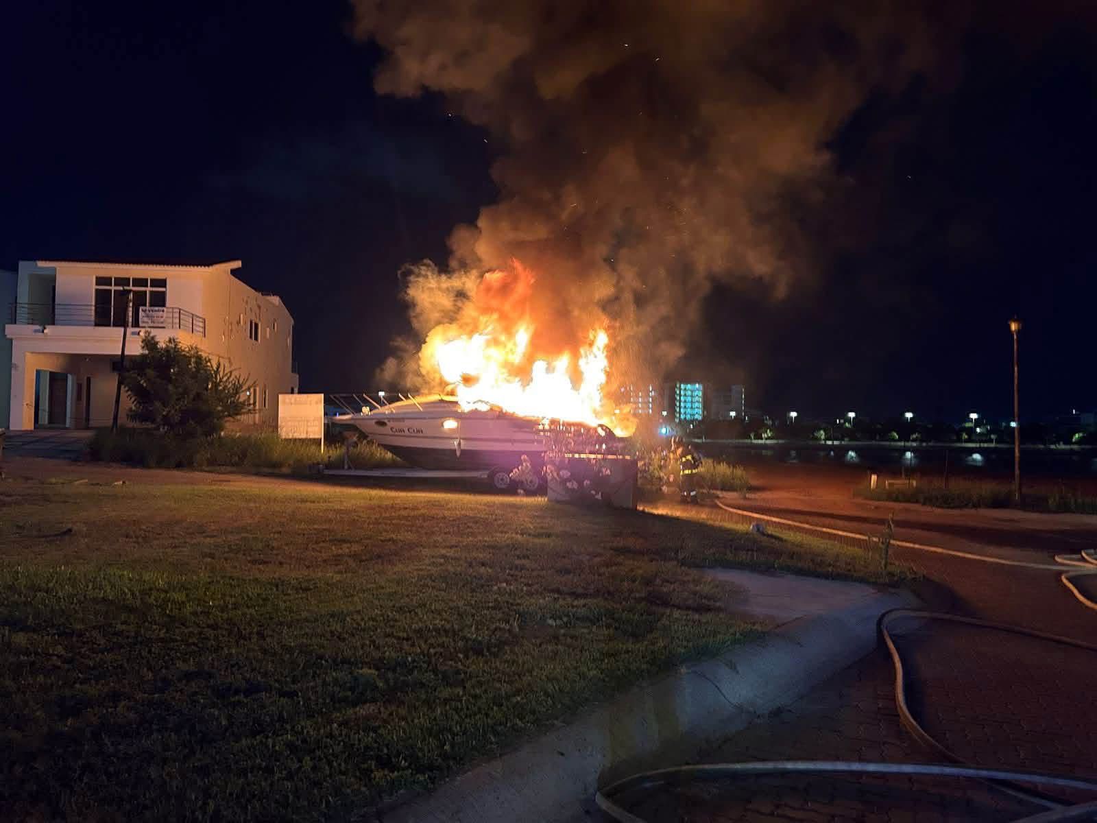 Se incendia yate en Mazatlán, Sin.