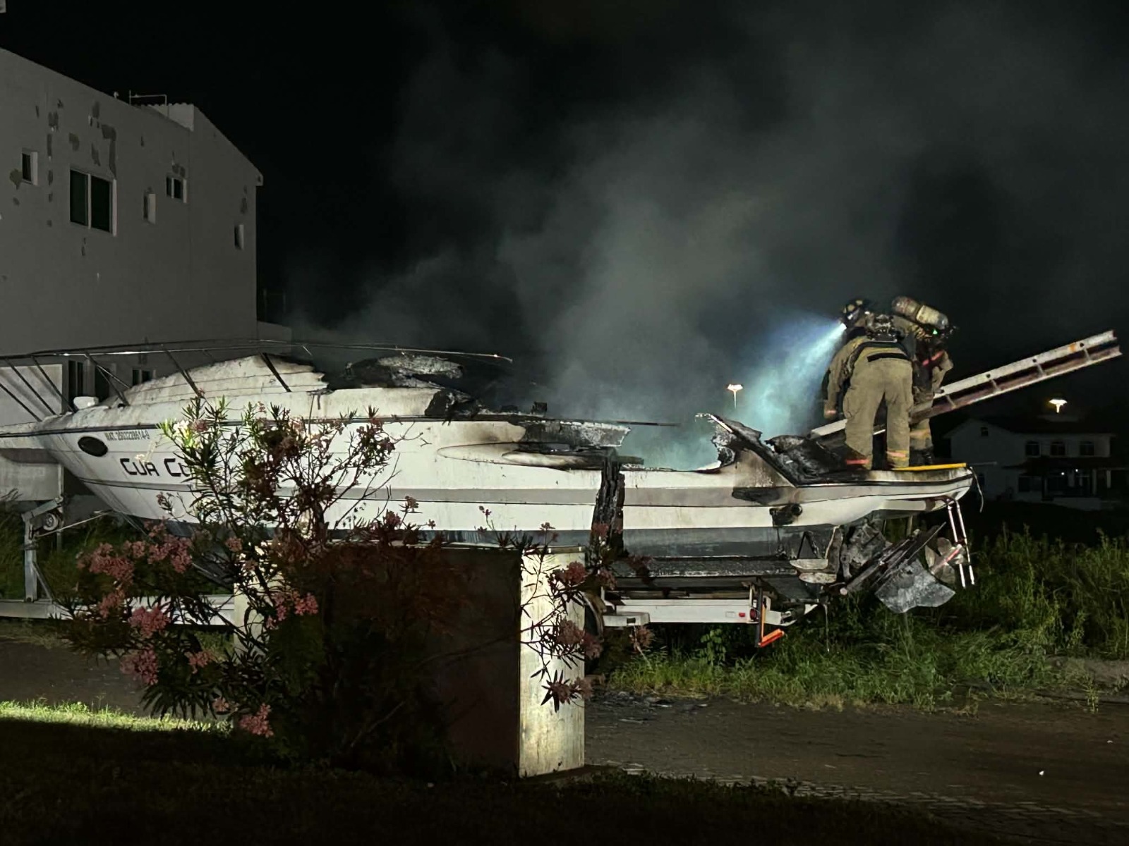 Se incendia yate en Mazatlán, Sin.