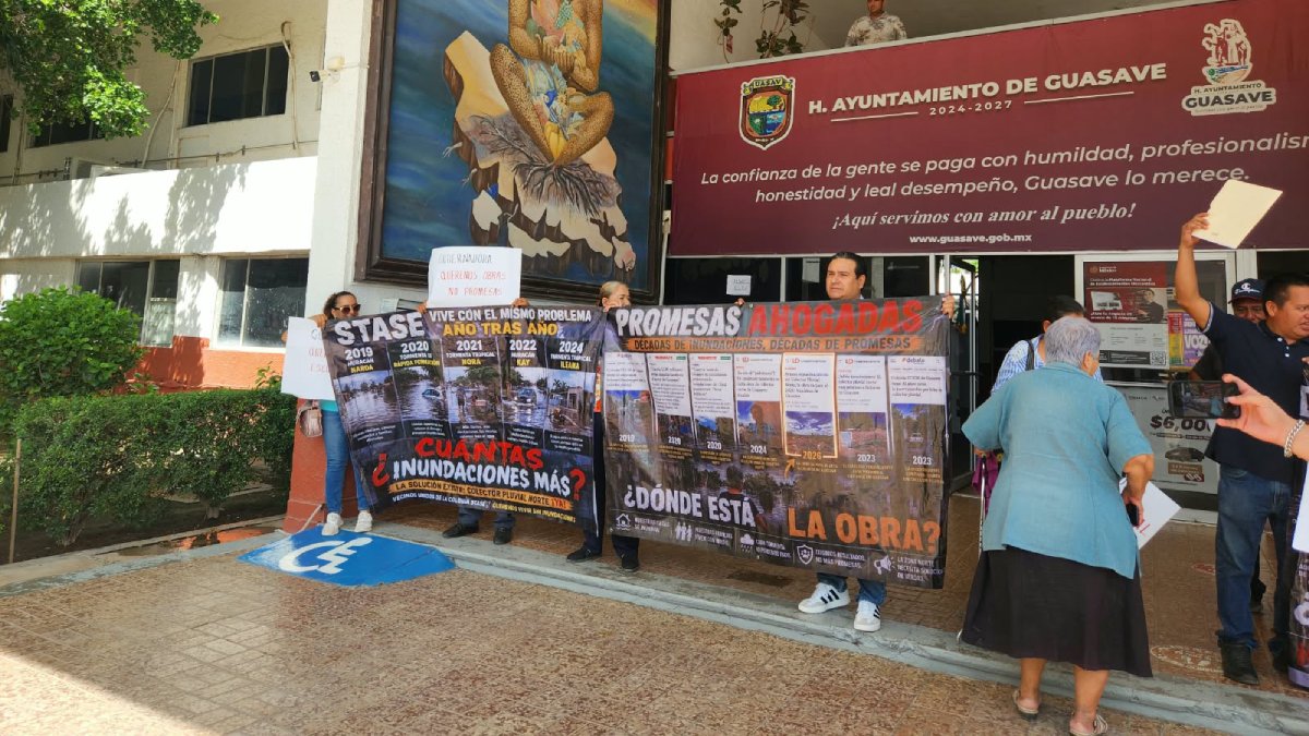 se manifiestan en el ayuntamiento de guasave exigen el colector pluvial norte promesas