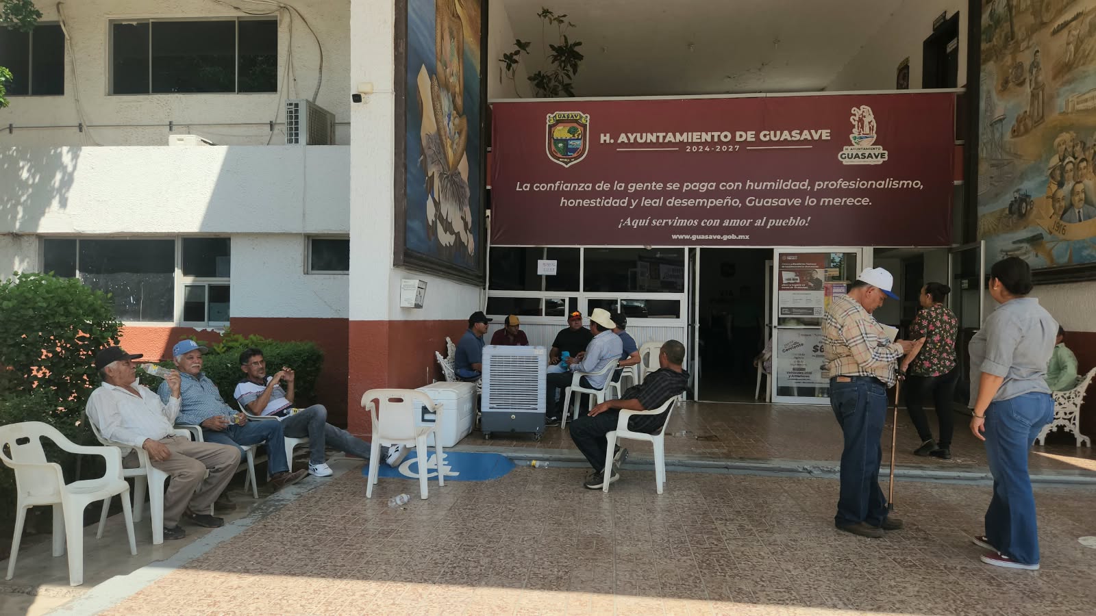 Se manifiestan jubilados del Ayuntamiento de Guasave por adeudo de retroactivo salarial desde 2019