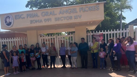 Se manifiestan madres de familia en SEPyC Ahome; exigen solución por falta de clases en primaria del Ejido 20 de Noviembre