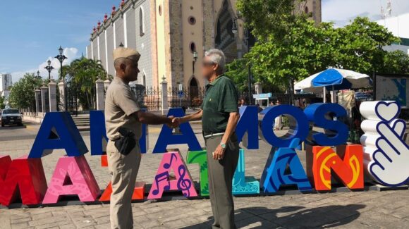 Estrecha Marina contacto con ciudadanos y comerciantes durante Operación Sable en Mazatlán, Sinaloa