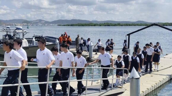 De un Black Hawk a un buque de guerra: Marina acerca a 150 estudiantes a la vida naval en Mazatlán, Sinaloa