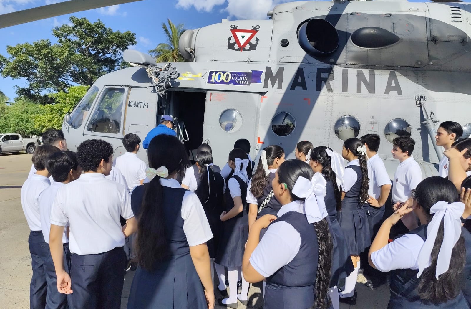 Marina promueve entre jóvenes de secundaria valores cívicos en Mazatlán.