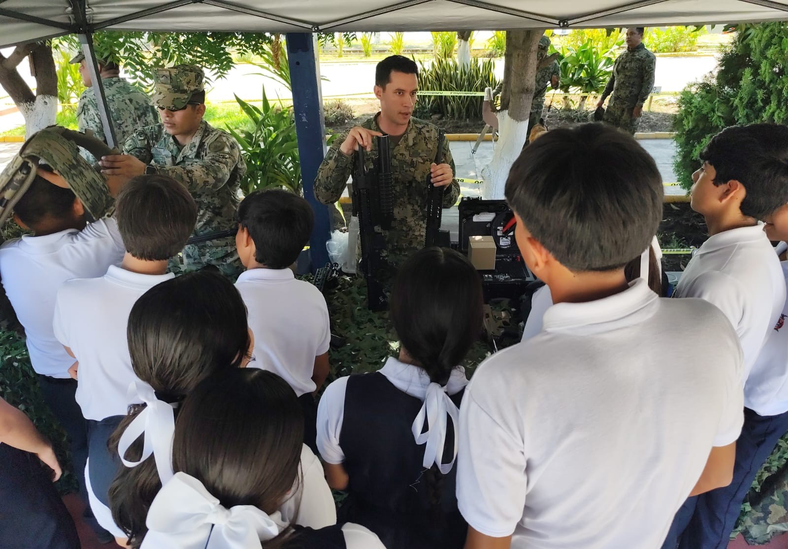Marina promueve entre jóvenes de secundaria valores cívicos en Mazatlán.