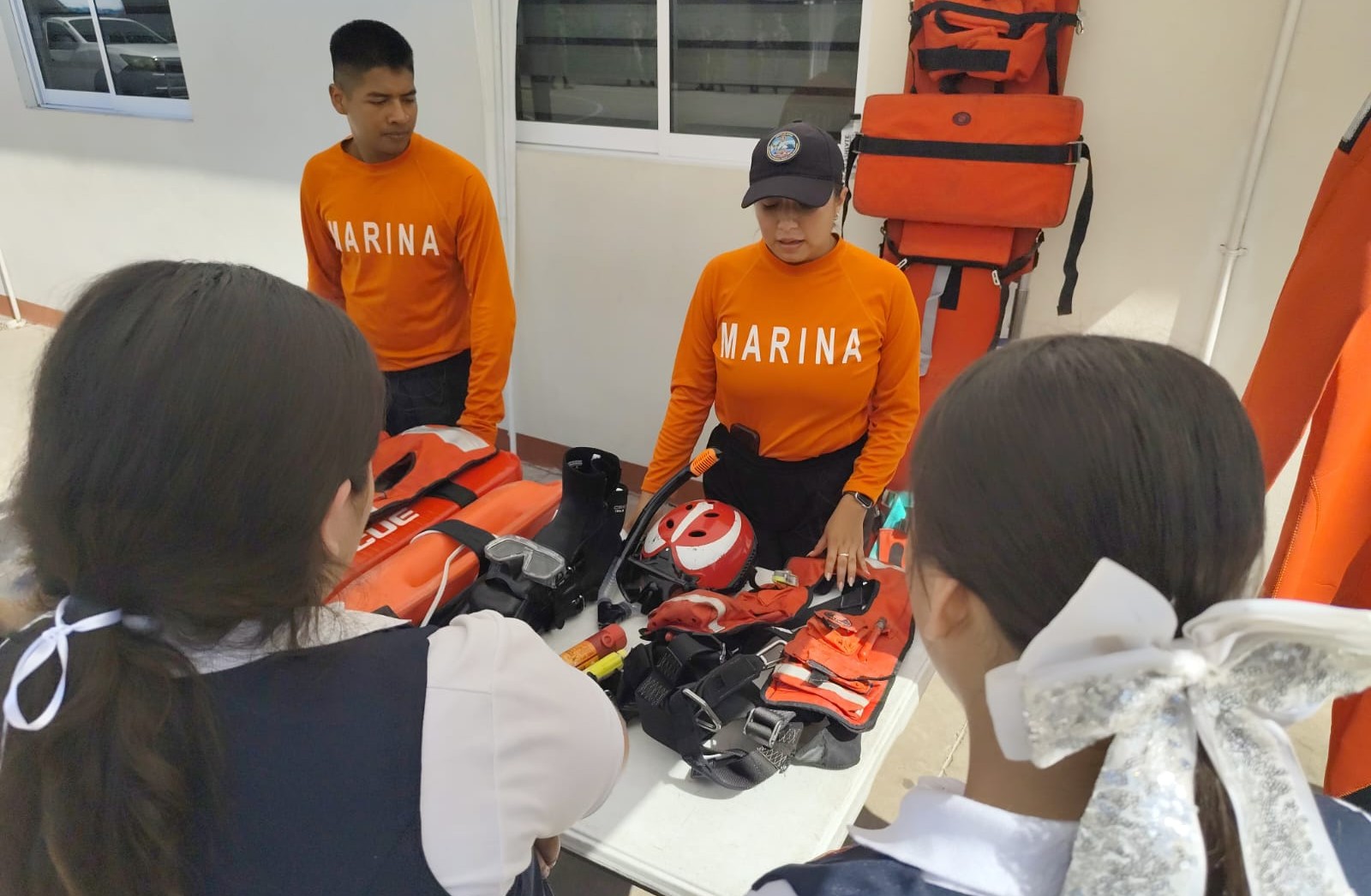 Marina promueve entre jóvenes de secundaria valores cívicos en Mazatlán.