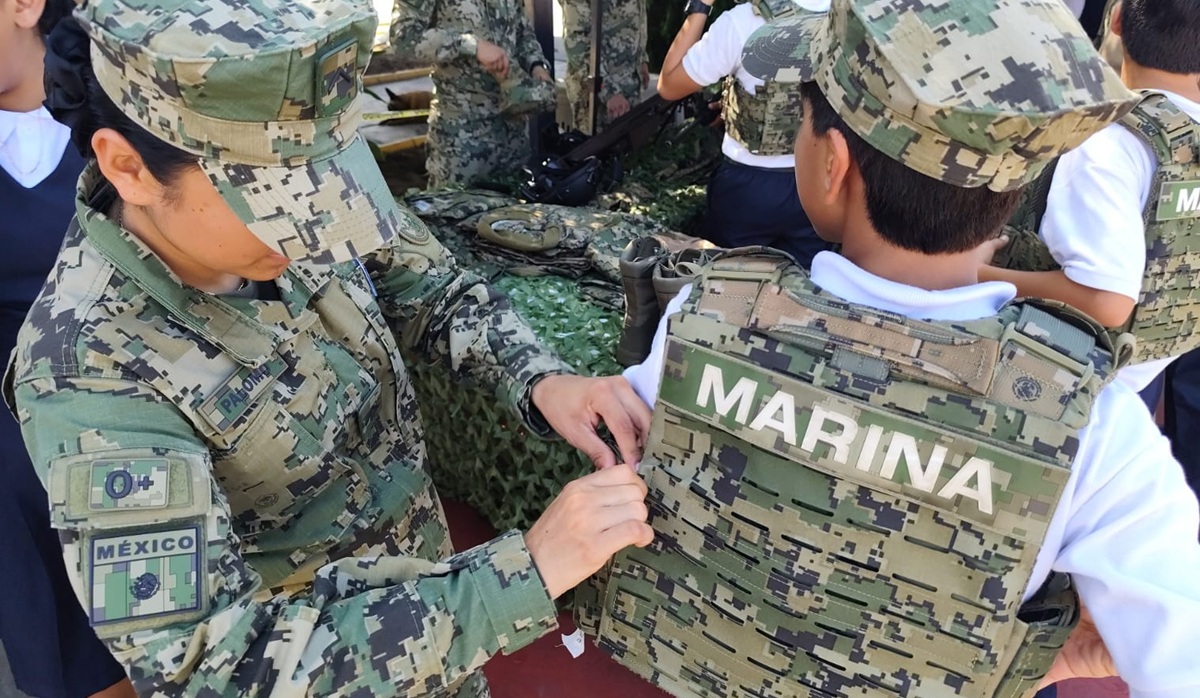 Marina promueve entre jóvenes de secundaria valores cívicos en Mazatlán.