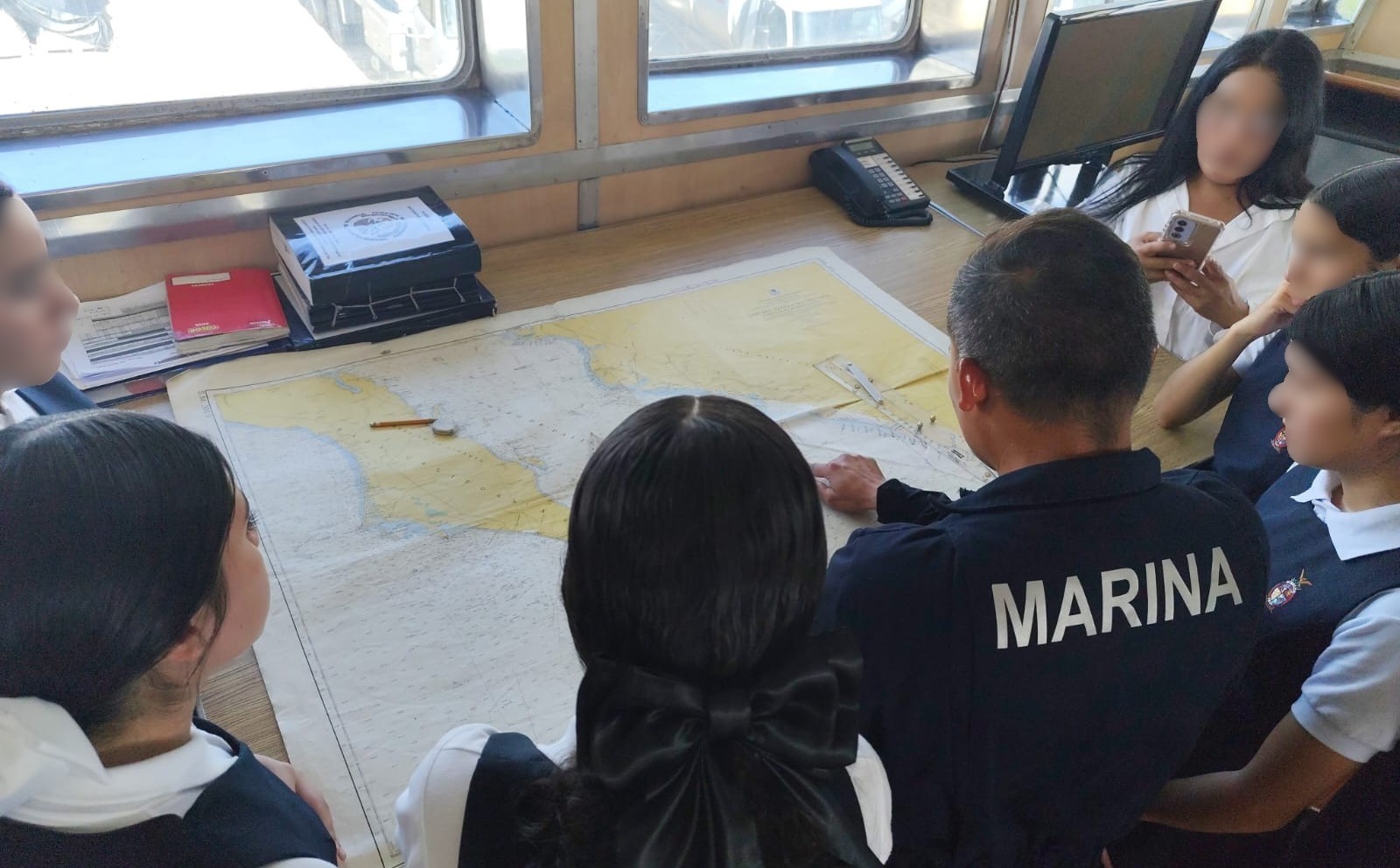 Marina promueve entre jóvenes de secundaria valores cívicos en Mazatlán.