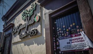 Colocan sellos de suspensión en el restaurante El Guayabo, en el centro de Culiacán, Sinaloa
