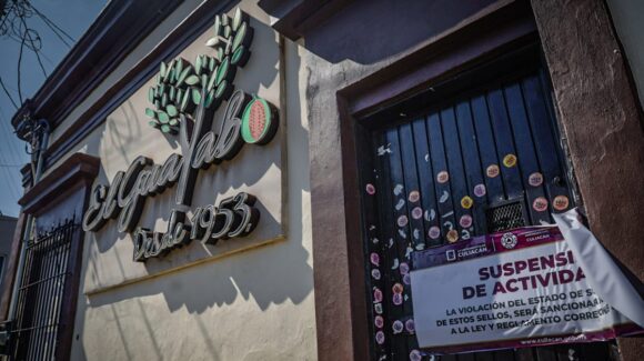 Colocan sellos de suspensión en el restaurante El Guayabo, en el centro de Culiacán, Sinaloa