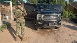 semar detiene a una persona y asegura armas cartuchos y 84 explosivos improvisados en san ignacio camioneta