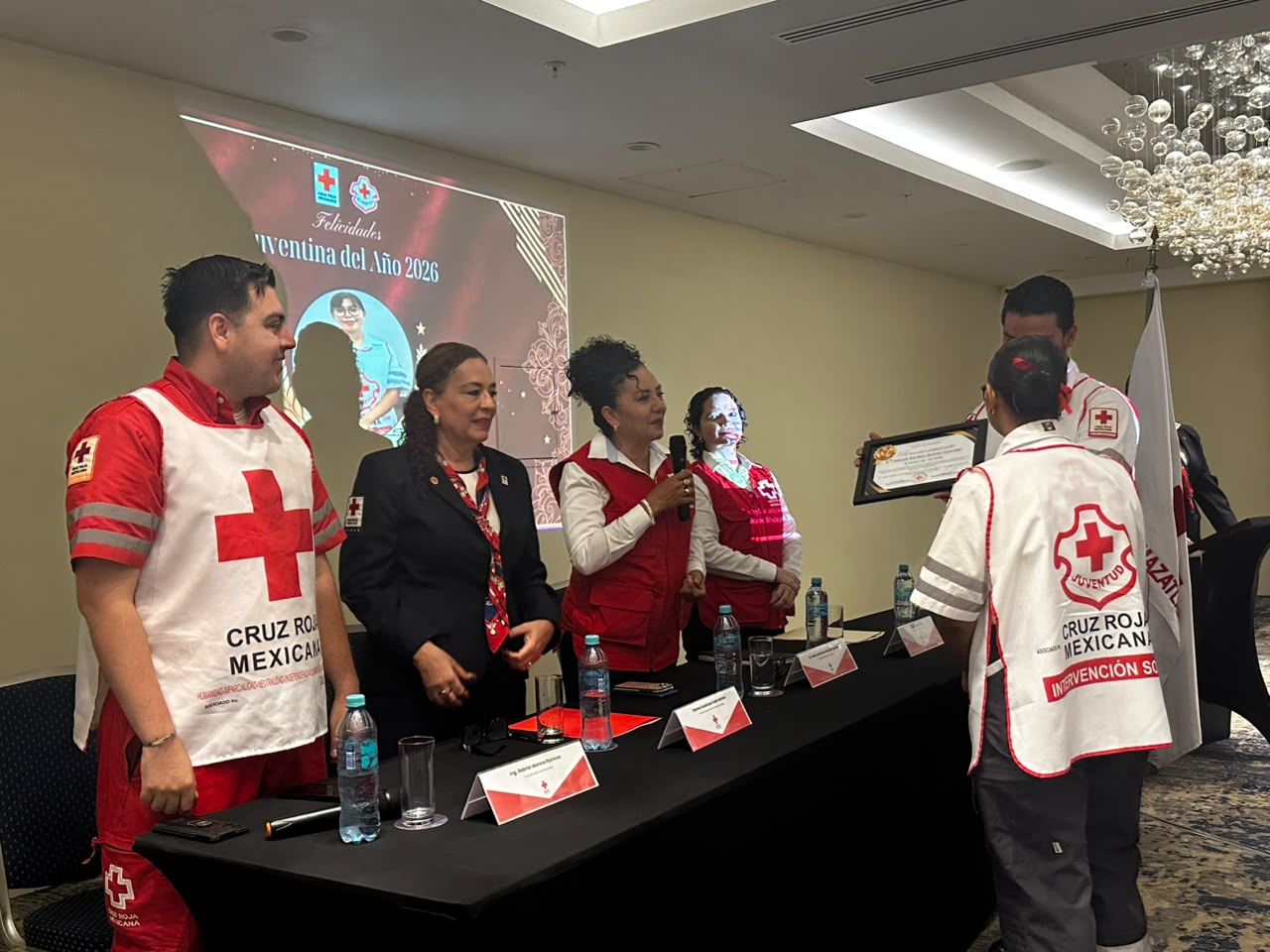 Shelby Daniela, de 18 años, recibe el título de Juventina del Año en Mazatlán