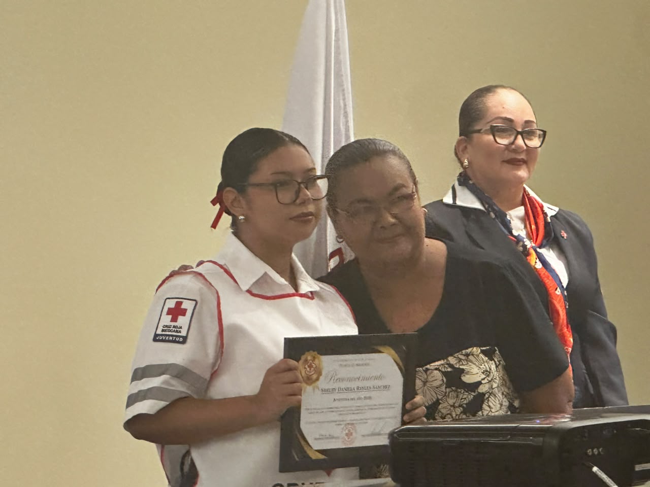 Shelby Daniela, de 18 años, recibe el título de Juventina del Año en Mazatlán