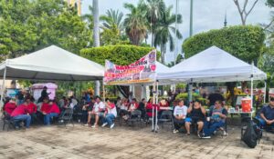 Sin acuerdos, derechohabientes del Hospital Municipal llevan protesta al Ayuntamiento de Mazatlán