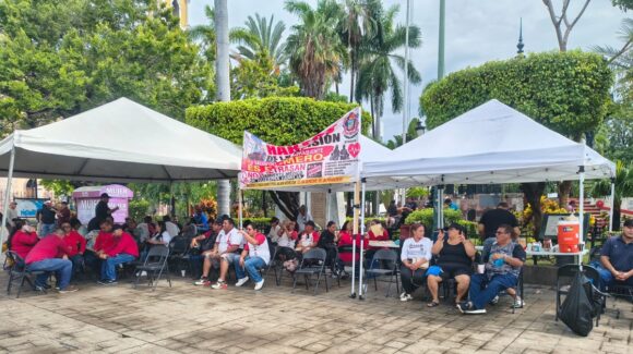 Sin acuerdos, derechohabientes del Hospital Municipal llevan protesta al Ayuntamiento de Mazatlán