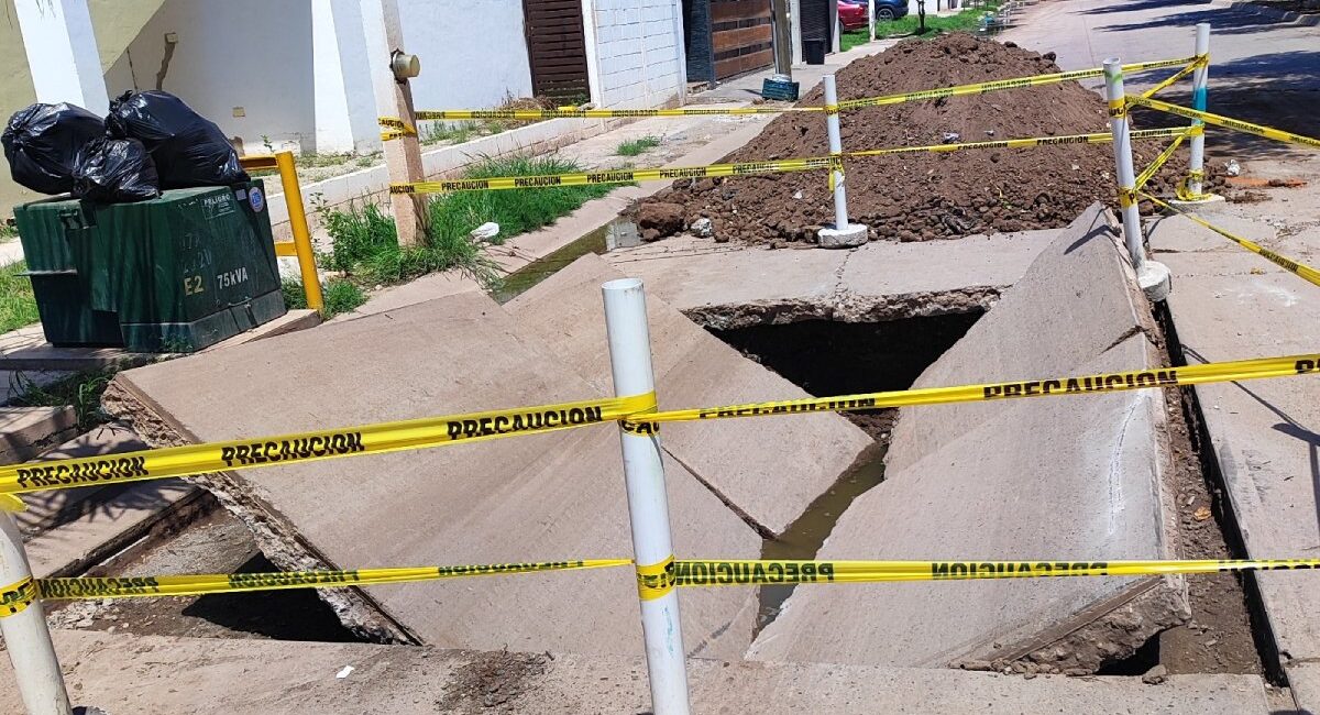 ¡Echen ojo! Supervisan socavón en La Memoria de Los Mochis; ahora verán como armar presupuesto para arreglarlo pronto