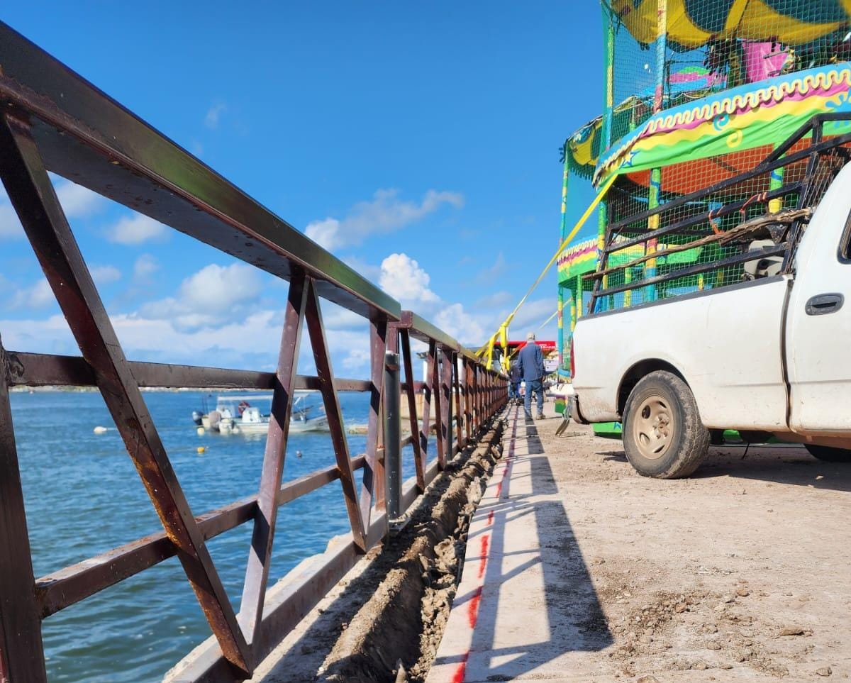 Trabajos de electrificación del malecón de Topolobampo