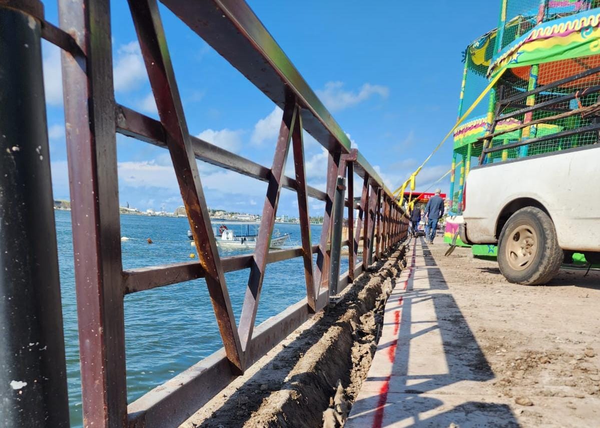 Trabajos de electrificación del malecón de Topolobampo