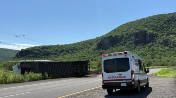 Chofer que manejaba un tráiler queda volcado en la México 15 y el Poblado 7, en Ahome, Sinaloa