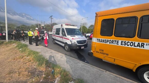 ¡Se abrió la puerta de emergencia! Niña se sale de transporte escolar en movimiento, en Monterrey
