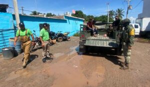 Auxilian a 82 personas en campo pesquero El Colorado, en Ahome, Sinaloa, ante la invasión del agua del mar a domicilios tras efectos de “Polo”