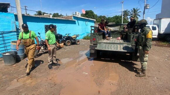 Auxilian a 82 personas en campo pesquero El Colorado, en Ahome, Sinaloa, ante la invasión del agua del mar a domicilios tras efectos de “Polo”