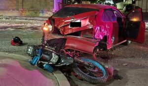 Choque entre dos vehículos y una motocicleta deja tres lesionados en la colonia Gustavo Díaz Ordaz en Culiacán, Sinaloa
