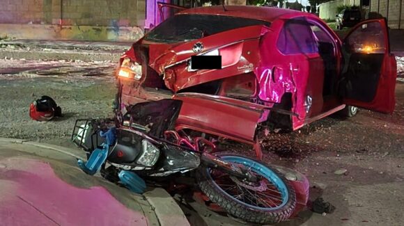 Choque entre dos vehículos y una motocicleta deja tres lesionados en la colonia Gustavo Díaz Ordaz en Culiacán, Sinaloa