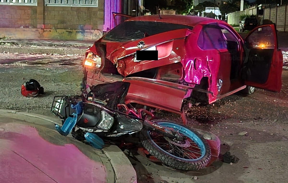 Choque entre dos carros y una moto deja tres lesionados en la Díaz Ordaz, en Culiacán