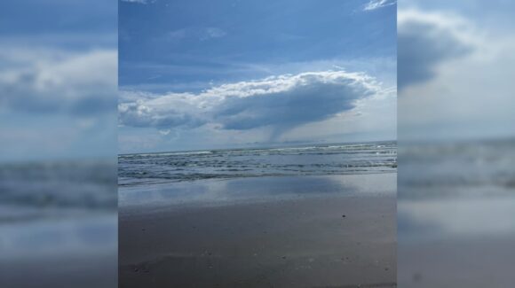 ¿Te ha tocado ver una? Captan en foto y video formación de tromba marina en playa Bellavista, Guasave