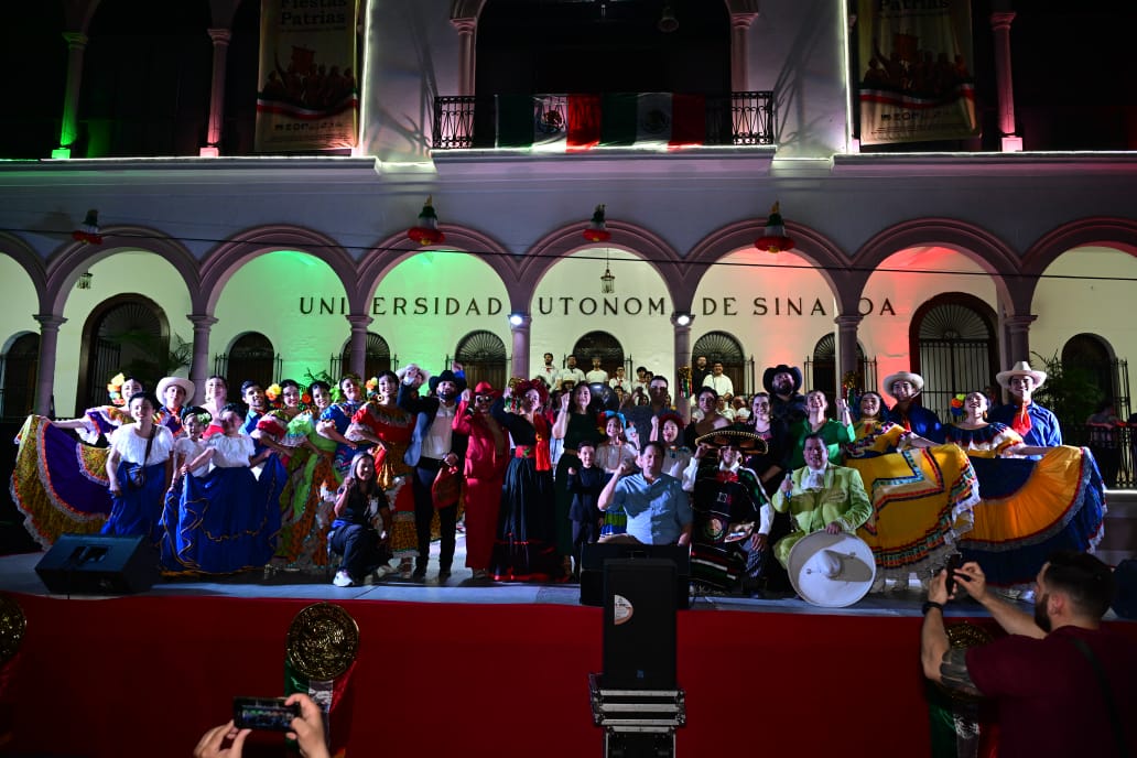 UAS conmemora las fiestas patrias frente a Edificio Central en Culiacán