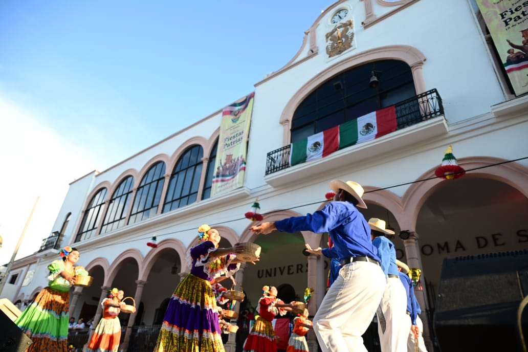 UAS conmemora las fiestas patrias frente a Edificio Central en Culiacán
