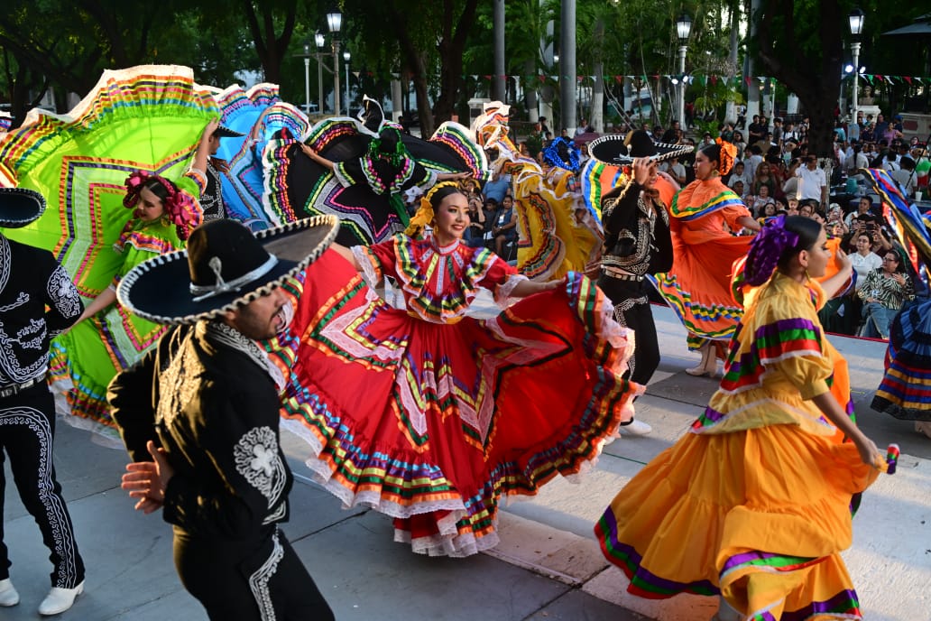 UAS conmemora las fiestas patrias frente a Edificio Central en Culiacán