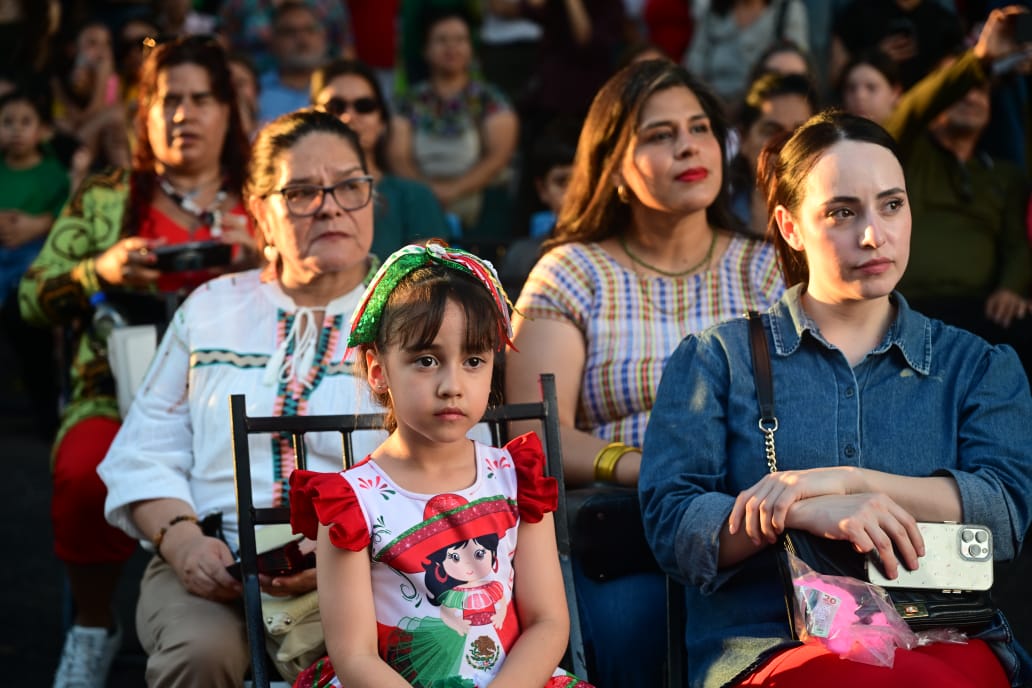 UAS conmemora las fiestas patrias frente a Edificio Central en Culiacán
