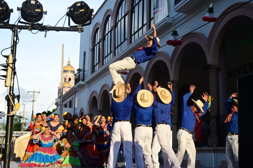 UAS conmemora las fiestas patrias frente a Edificio Central en Culiacán