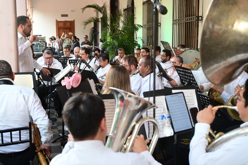 UAS conmemora las fiestas patrias frente a Edificio Central en Culiacán