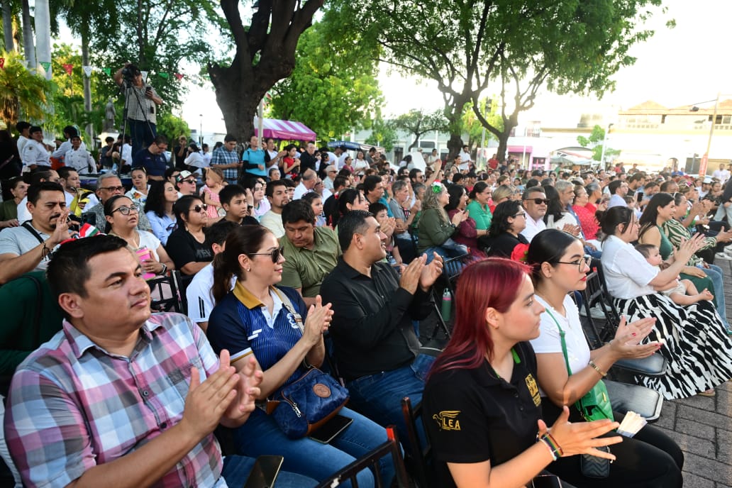 UAS conmemora las fiestas patrias frente a Edificio Central en Culiacán