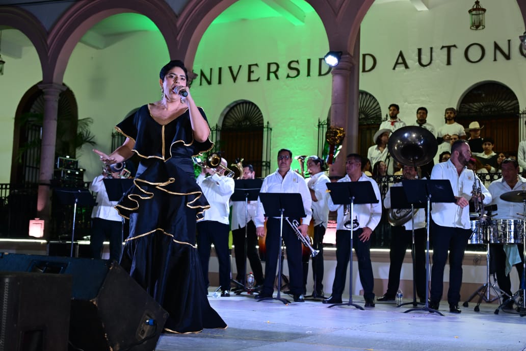 UAS conmemora las fiestas patrias frente a Edificio Central en Culiacán