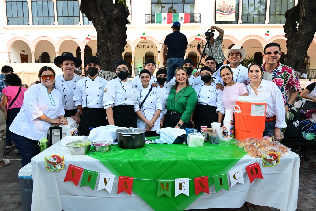 UAS conmemora las fiestas patrias frente a Edificio Central en Culiacán