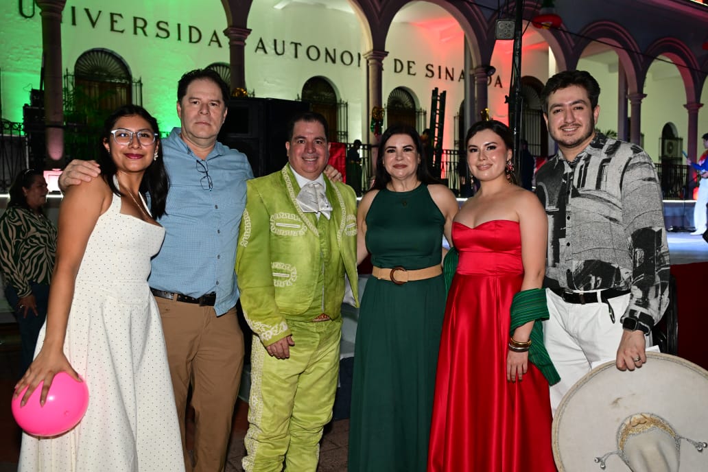 UAS conmemora las fiestas patrias frente a Edificio Central en Culiacán