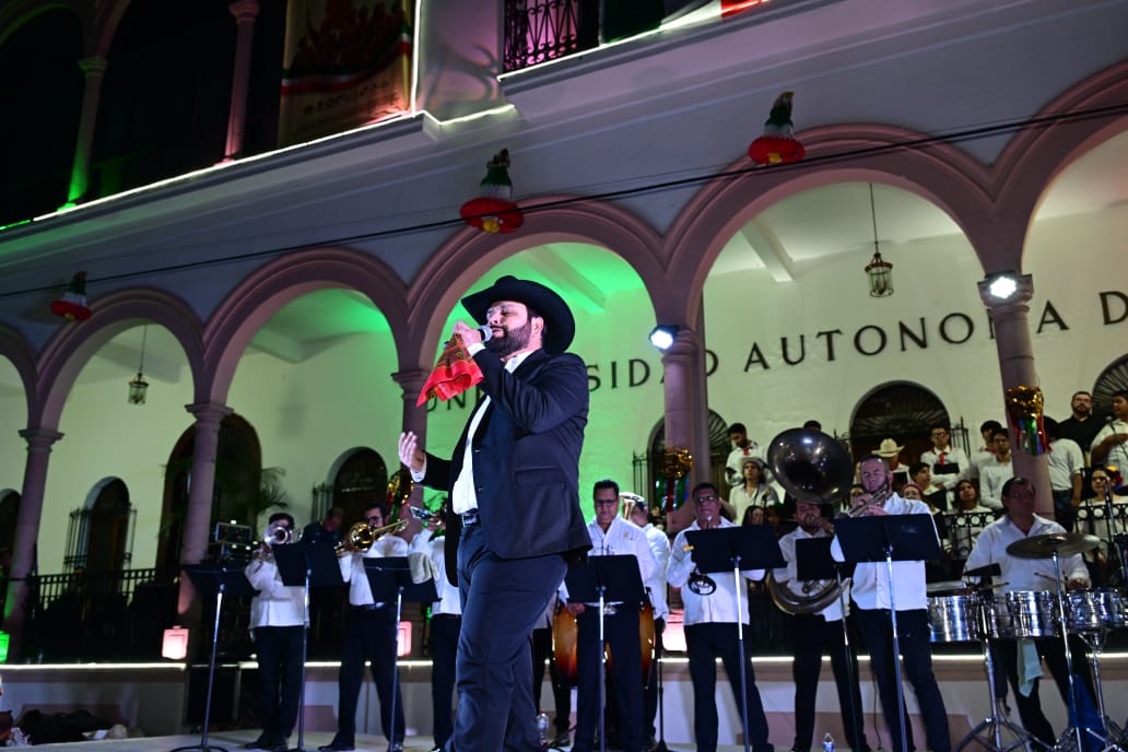 UAS conmemora las fiestas patrias frente a Edificio Central en Culiacán