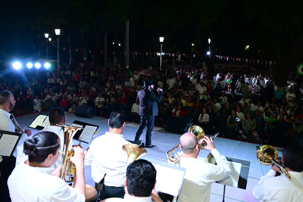 UAS conmemora las fiestas patrias frente a Edificio Central en Culiacán