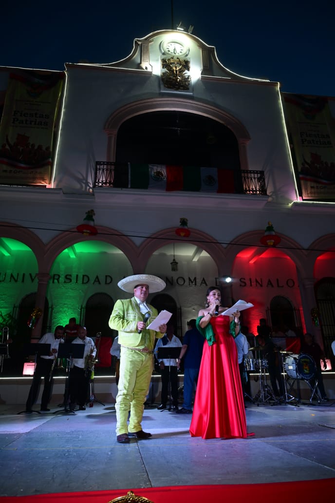 UAS conmemora las fiestas patrias frente a Edificio Central en Culiacán