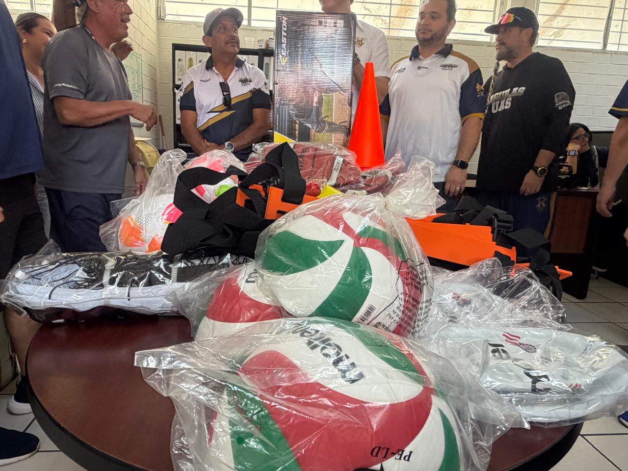 Entregan equipamiento deportivo a estudiantes de la zona sur de la UAS