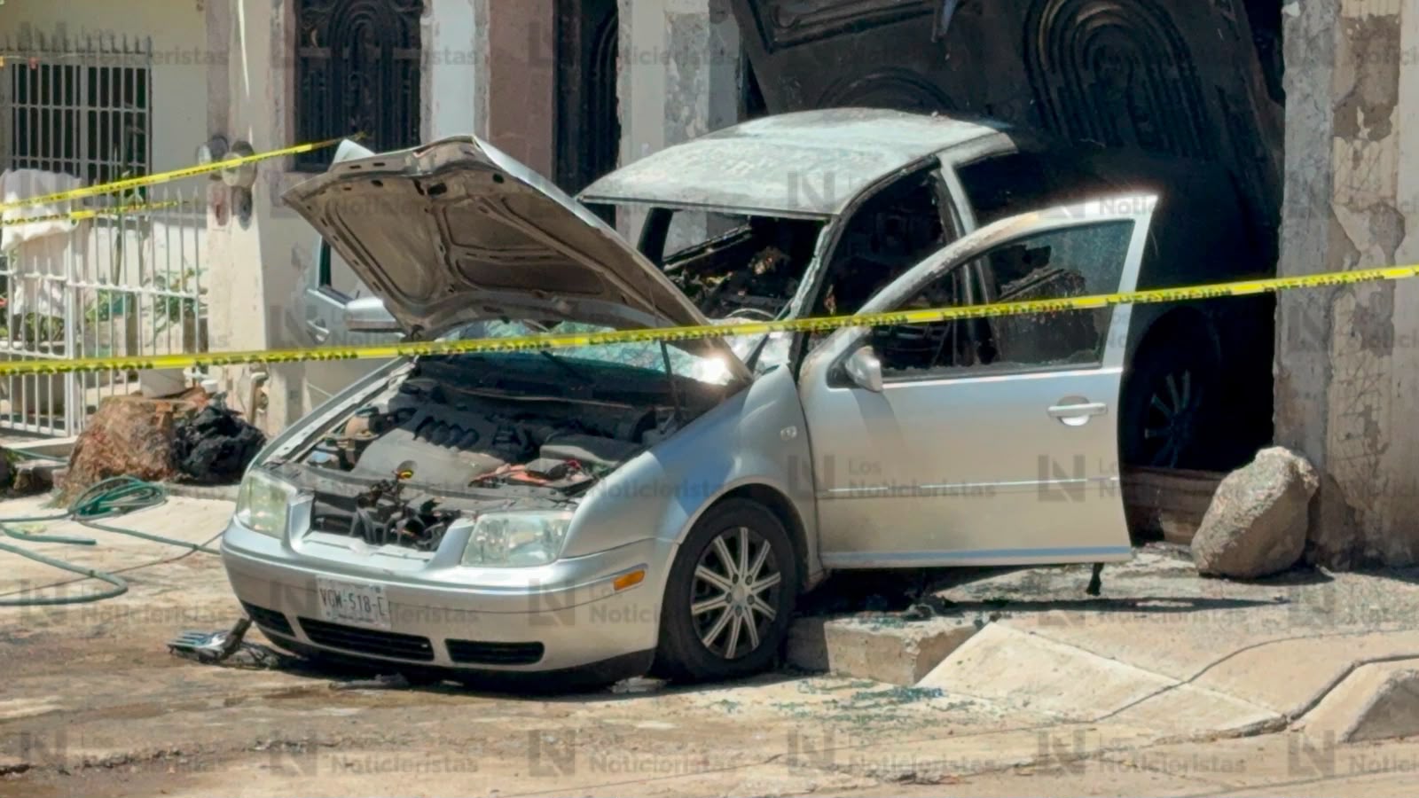 Vandalizan domicilio y queman vehículo en la 5 de Febrero de Culiacán