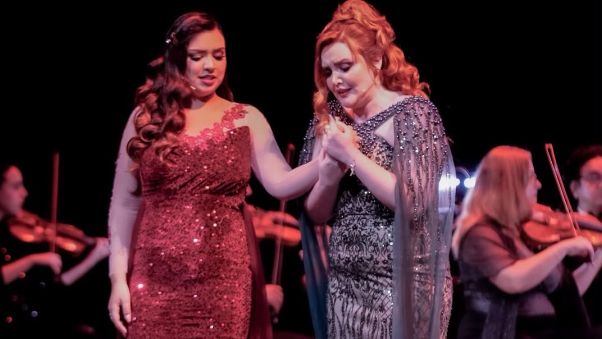 vanessa gama y rose ferreiro conquistan el teatro angela peralta de mazatlan cantan