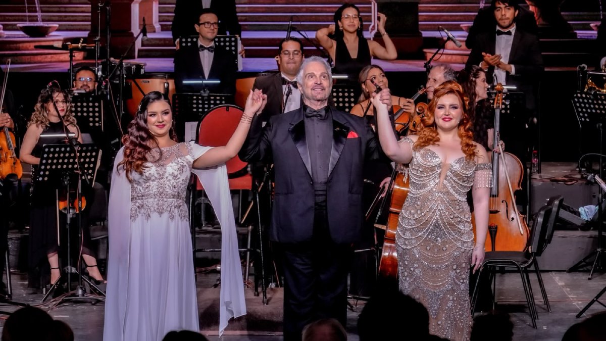 vanessa gama y rose ferreiro conquistan el teatro angela peralta de mazatlan
